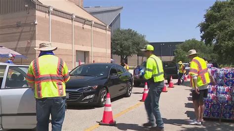 water leak austin|Austin Water crews repair leaking water main, distribute bottled。